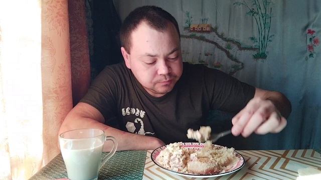 Мукбанг:Пюре с тушëнкой, салат, котлеты, чай с молоком