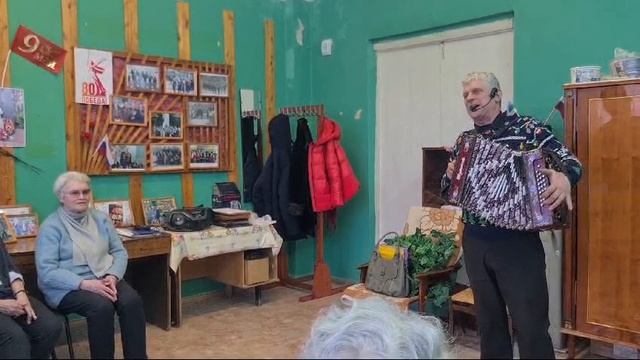 А жизнь моя течет и катится.
