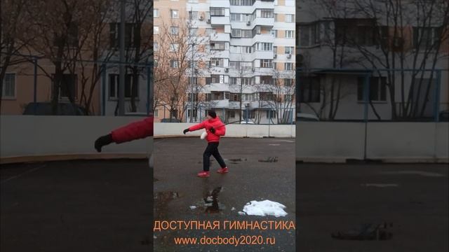 Упражнения с мечом Цзянь на спортплощадке (95)