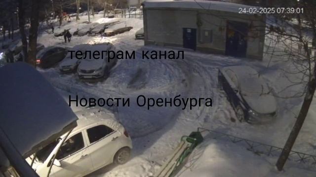 В Оренбурге автоледи протаранила подъезд многоэтажки