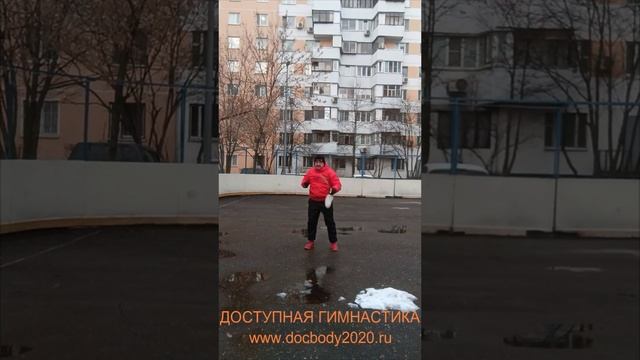 Упражнения с мечом Цзянь на спортплощадке (93)