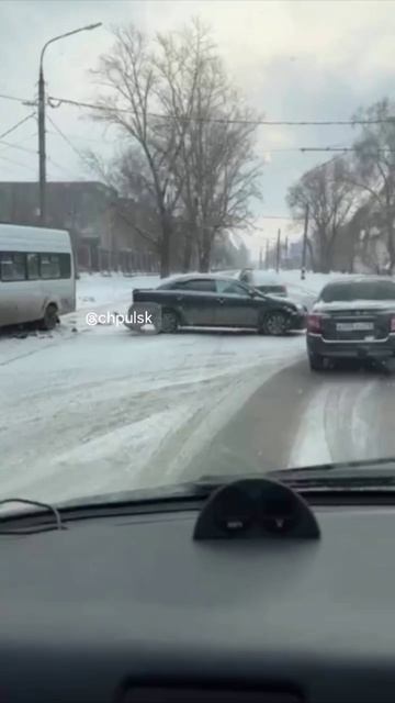 😬 Утром на Карла Маркса столкнулись микроавтобус и Toyota Avensis