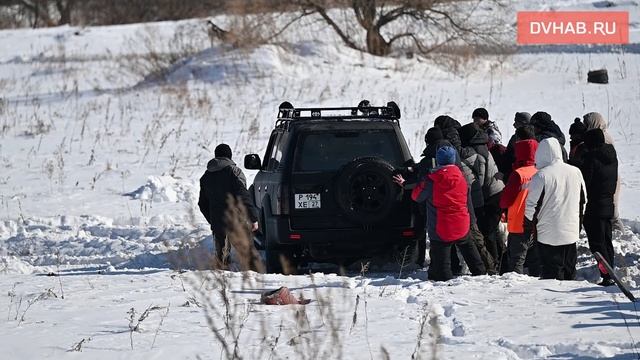 На помощь перевернувшейся машине пришли зрители джип-спринта