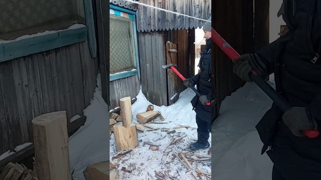моя жена рубит дрова