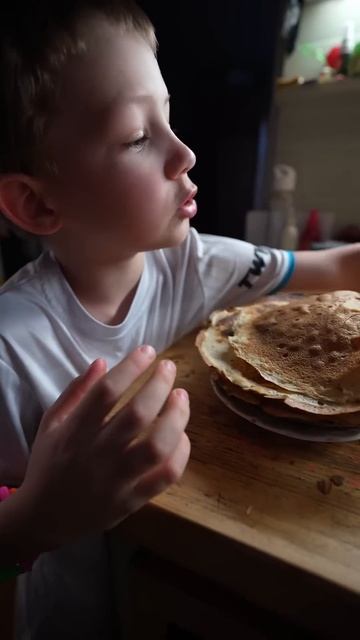 Самый строгий ресторанный критик,гроза всех мам и поваров . Блинчики домашние