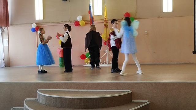 Мы выступаем в школе ДЮЙМОВОЧКА СЦЕНКА (я жаба 😂)💃🕺👯♀️👯👯♂️🪩🩰