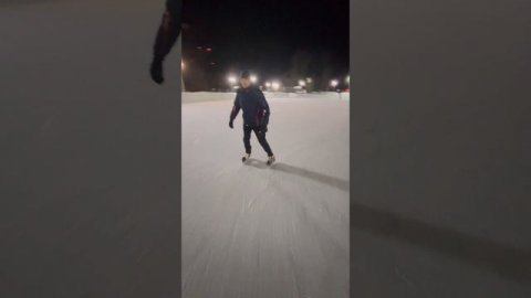 Семейные моменты на льду:каток с друзьями!