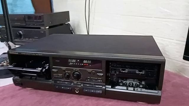 На 2-х кассетных деках Technics, не разбирая их, почистить тонвалы и ролики