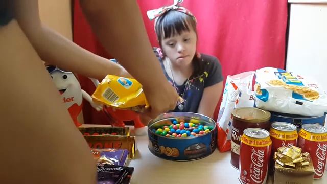 Распаковка заграничных ВКУСНЯШЕК , гиганские киндеры,M&M,toblerone,COCA-COLA,ferero,cюрпризы .
