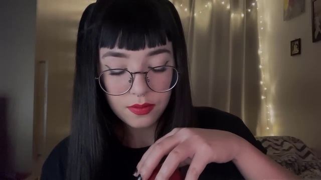 anna dreamy ASMR. Тихий голос, звуки рта, движения рук.