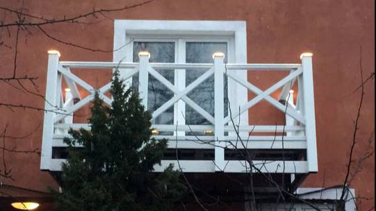 Выполнили монтаж Балкона из ДПК в белом цвете со встроенными светильниками