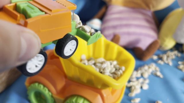 Играем в игрушки вместе с детьми! Загружаем грузовичок