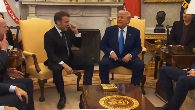 Он не такая! Козырные карты и петушиные перья: трампийско-макронский цирк под голубой луной абсурда