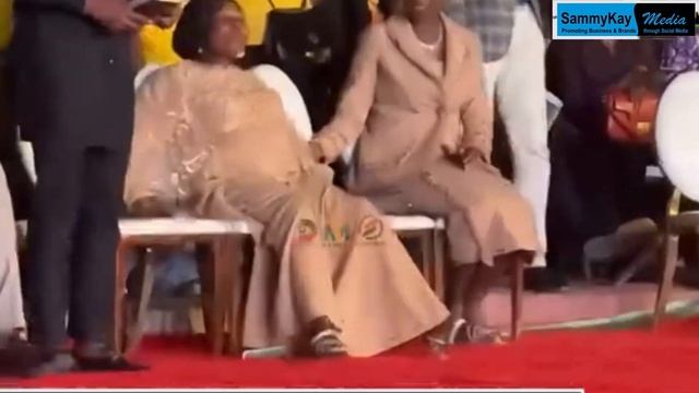 Moses Bliss’s wife and mum dance moves is lovely 🥰.. good vibes between them as Moses hit stage …
