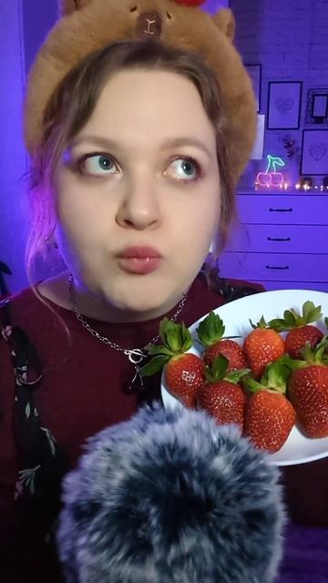 АСМР итинг клубники 🍓 ASMR eating strawberry #асмр #asmr #whisper #eating