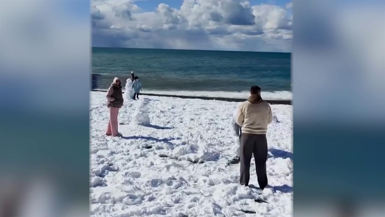 В Сочи продолжаются сильнейшие снегопады, а в Абхазии замерзло озеро Рица