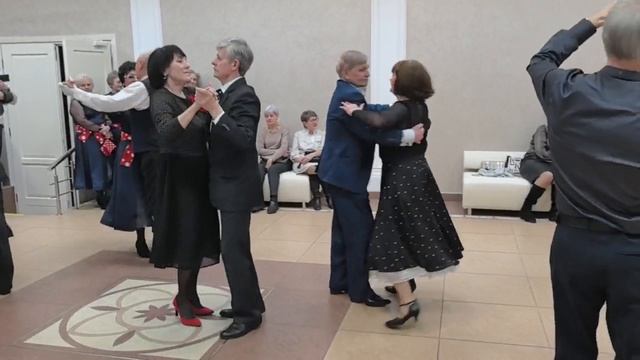 Чудесный вальс - прекрасное настроение.😍🥰😊😉💃🕺🌺🌺🌺