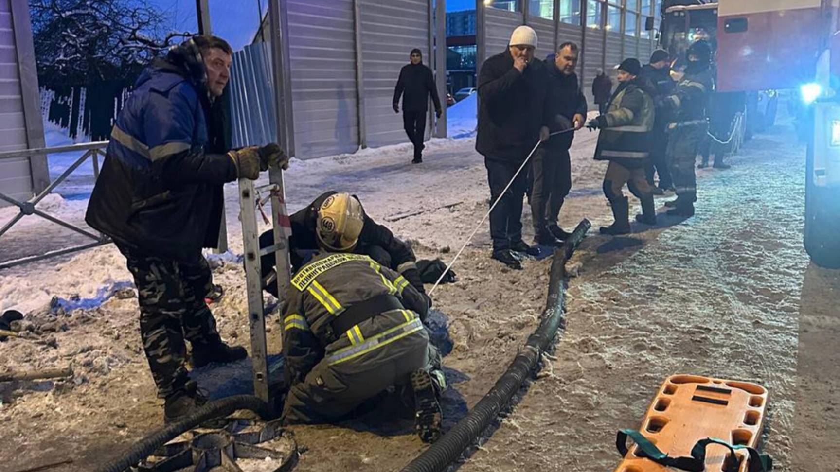 В Подмосковье рабочий получил травмы, упав с трехметровой высоты на заводе