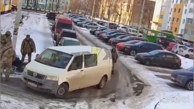 В Харькове ТЦКшник толкнул первого попавшегося велосипедиста и закинул в бус
😏Свободная Украина…