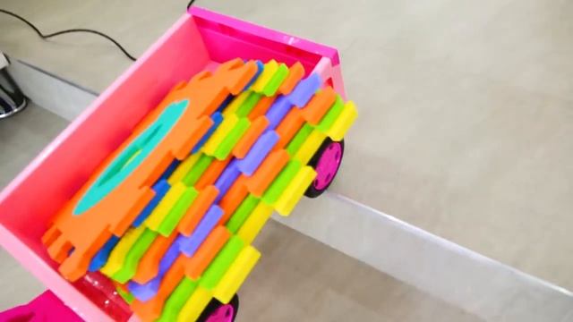 Влад и Никита строят цветной детский домик и играют