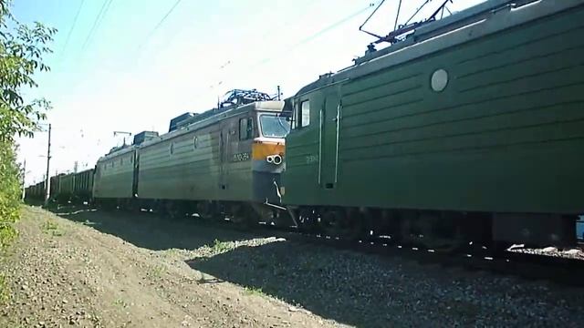 Электровозы ВЛ10У-663 и ВЛ10У-264 с грузовым поездом
