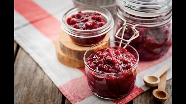 Соус з брусниці і часнику