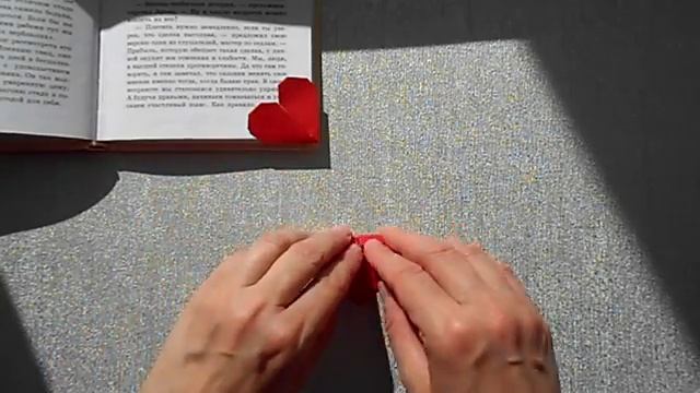 Origami heart bookmark. Very easy and fast.