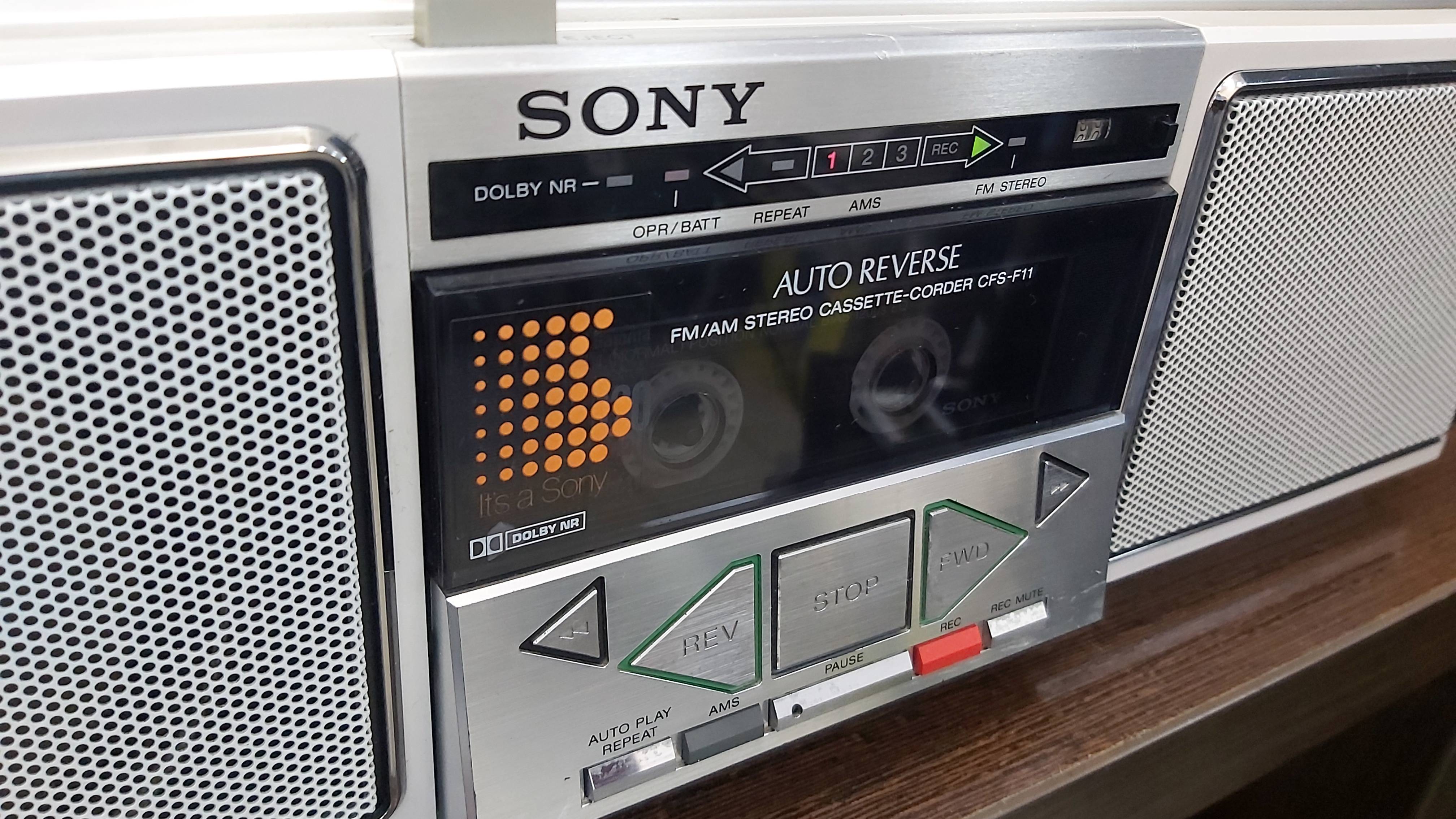 SONY CFS-F11 хорошо звучащая магнитола с электронным управлением. 1983 год. Цена 44.800 йен.
