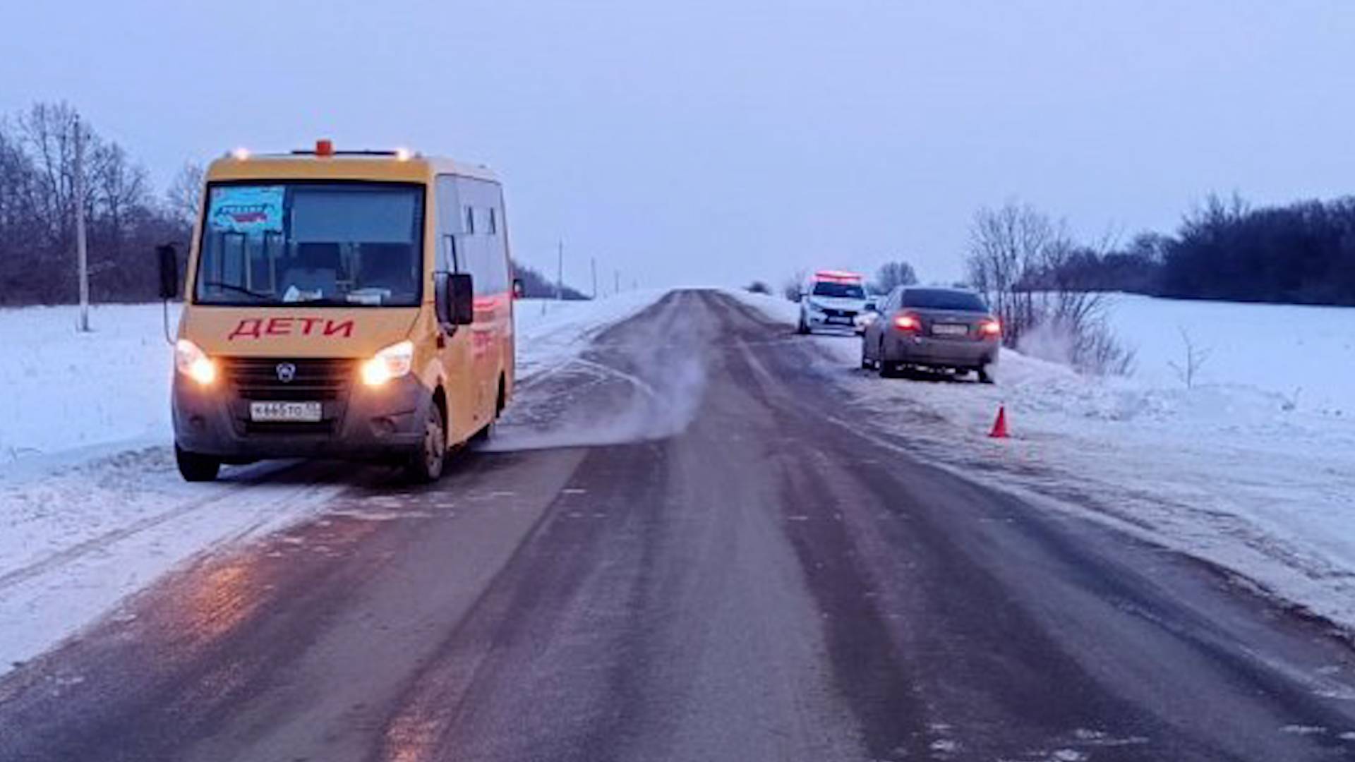 Из школьного автобуса под колеса