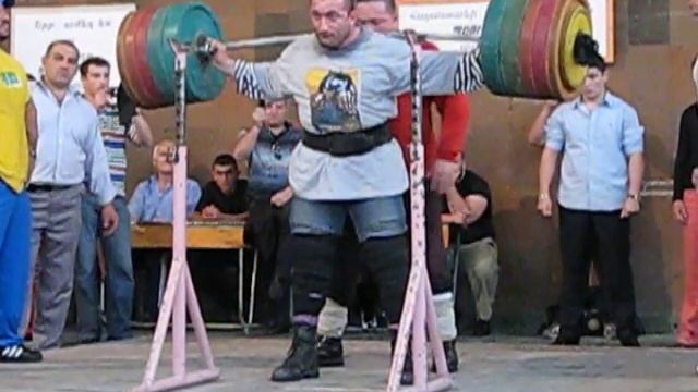 Mr. Armenia Bodybuilding & Powerlifting Champion doing 370 kg squat