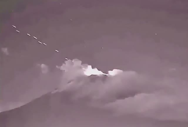Вылет Множества НЛО Из Вулкана