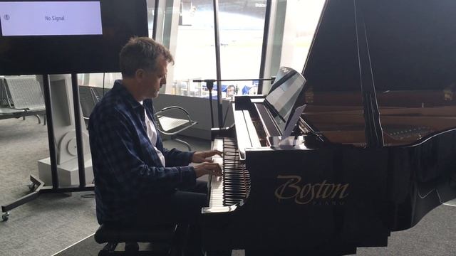 Luho playing at Chopin Airport (Warsaw)