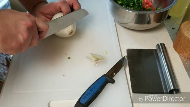 How to Make a Simple Fresh Salsa (Pico de Gallo)