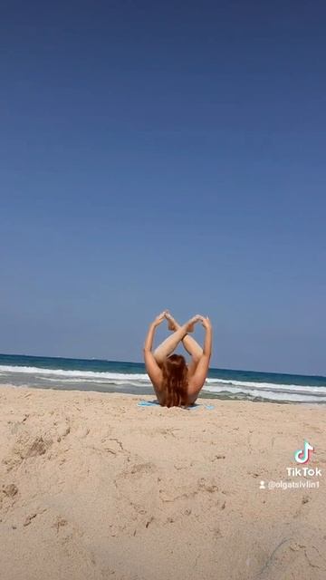 Yoga by the Sea. Asana "Happy baby" 👼🏝| Йога на берегу моря. Вариация асаны "Happy baby". 🙏 |🐬 יוגה