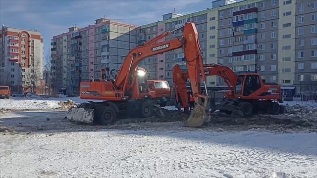 (24.02.2025) Коммунальные службы ликвидировали аварию во дворе домов 78 и 80 по проспекту Ленина