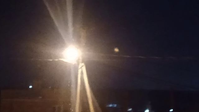 Морозный зимний вечер. Снег блестит как серебро