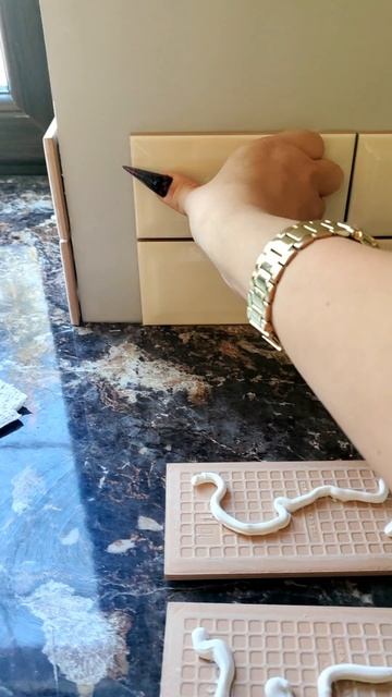 Делаем фартук из плитки лапками с ногтями