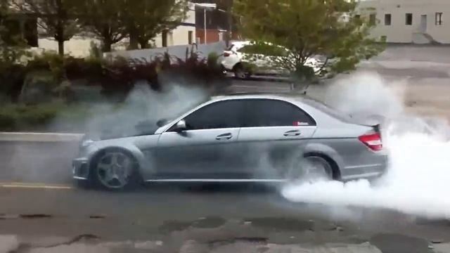 Burnout Street Race! Mercedes C63 AMG...