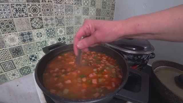 Все режу как на салат Оливье. Катя готовит борщ, а я кое что другое.