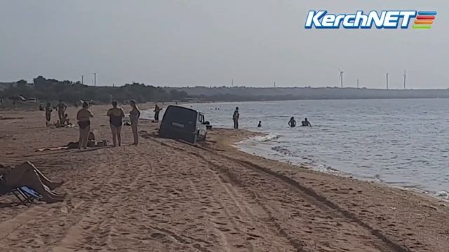 Водитель Нивы не постеснялся выехать на пляж в Новоотрадном