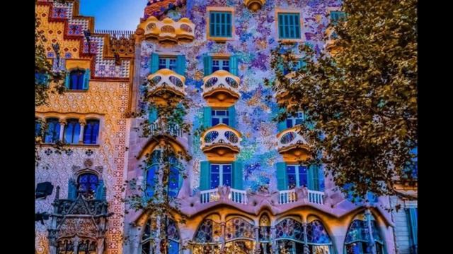 Who are the famous mosaic artist Antoni Gaudí?