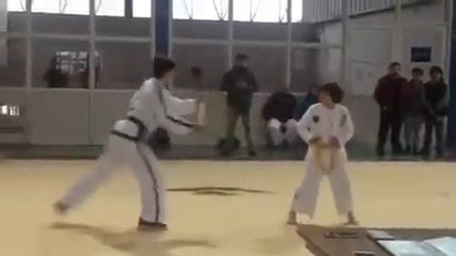 Sebastian moreno ase su examen de taekwondo itf poly deportivo juan molla