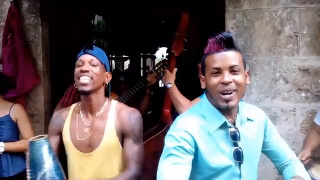 Cubanos tocando salsa en la calle en Cuba