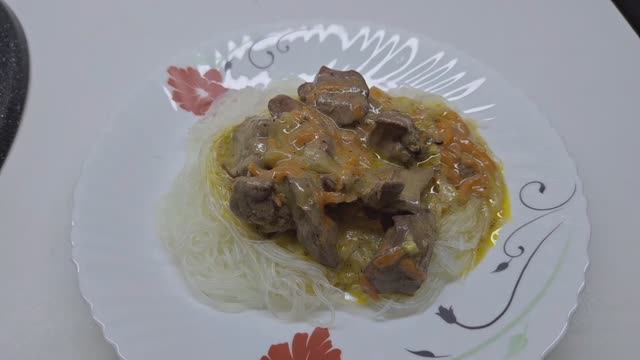 Готовлю гуляш из куриной печени. Это очень вкусно.