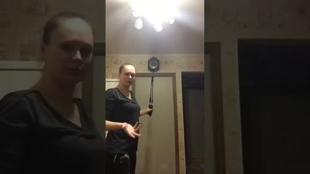 Врач-реабилитолог Анна Валерьевна Мазаева показывает лечебные упражнения для тех, кто дома. Часть1.