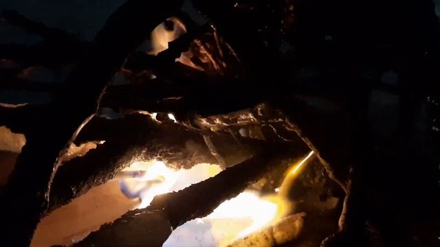 ASMR горение небольшого костра ночью в лесу зимой