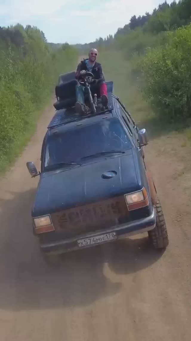 Крыша едет