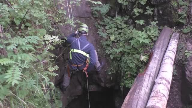 спуск в колодец пещеры