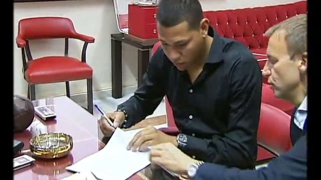 Firma contrato de Maduro Sevilla FC