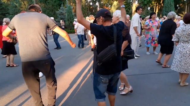 ДЕВОЧКА В ПЛАТЬЕ ИЗ СИТЦА! СЧАСТЛИВЫЕ МОМЕНТЫ ИЗ ПАРКА ГОРЬКОГО ХАРЬКОВ ТАНЦЫ